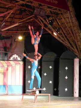 Артисты цирка на вечернем шоу (отель "Mercury Playa de Oro", Варадеро, Куба)