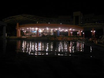 Бар у бассейна ночью