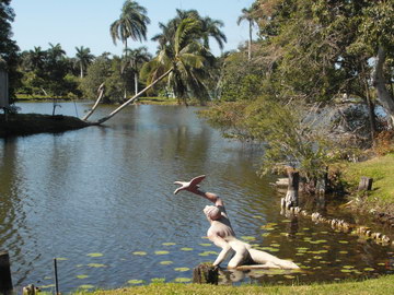 Скульптура индейца, охотящегося на птиц