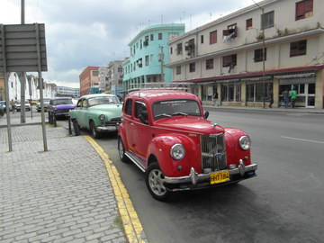 Старинные американские автомобили на кубинских улицах