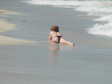 Молодая девушка в набегающих волнах (Куба, Варадеро)